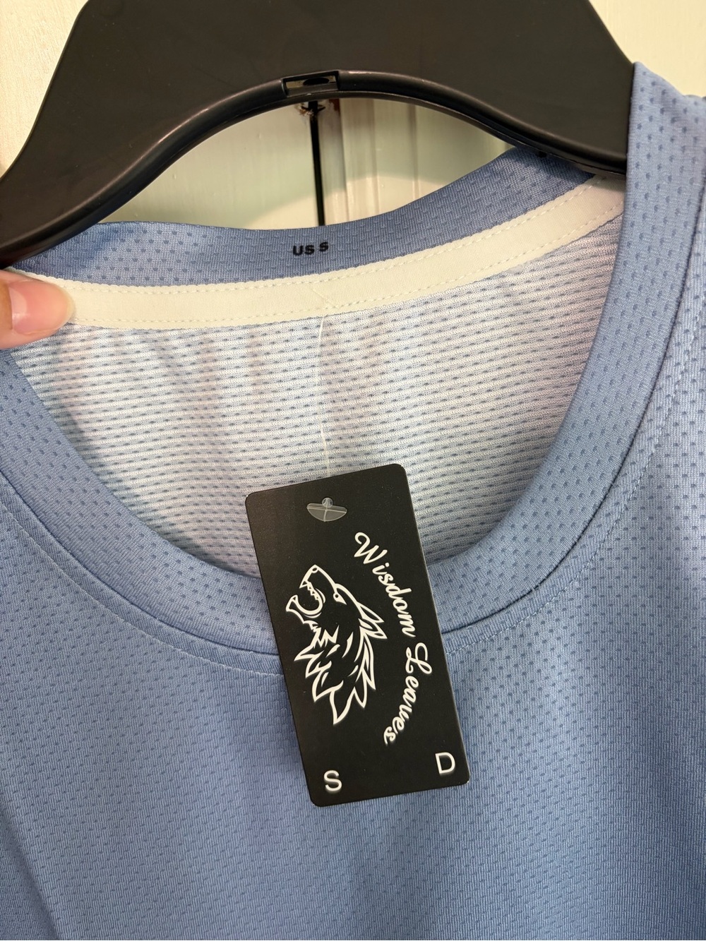 Sky Blue Short-Sleeve Men's Graphic Tee with Wolf Emblem - Picture 3 of 4